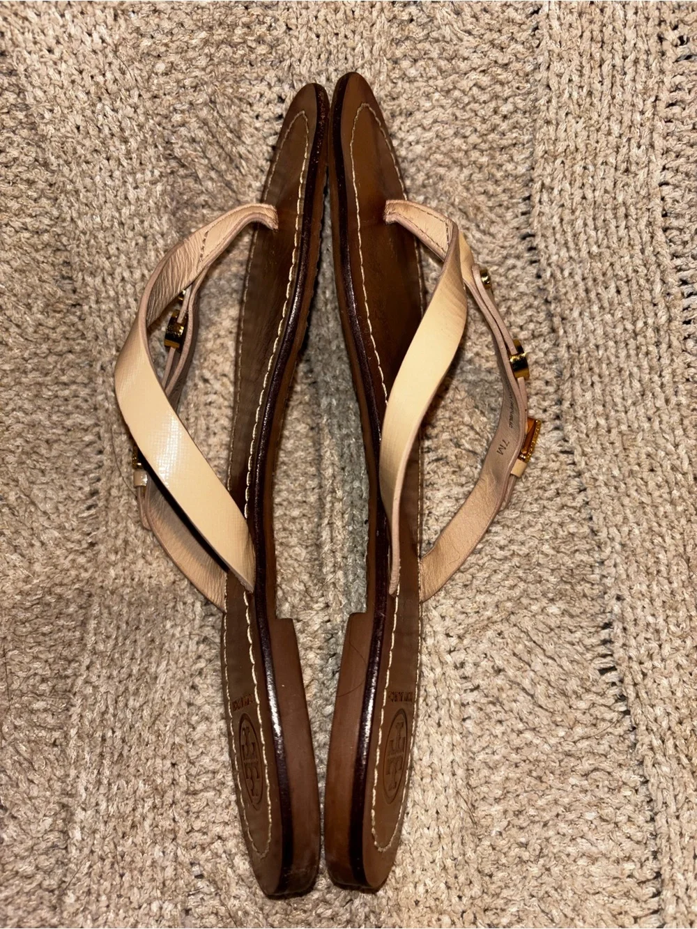 Tory Burch Cream Patent Leather Thong Sandals Gold Logo Size 8